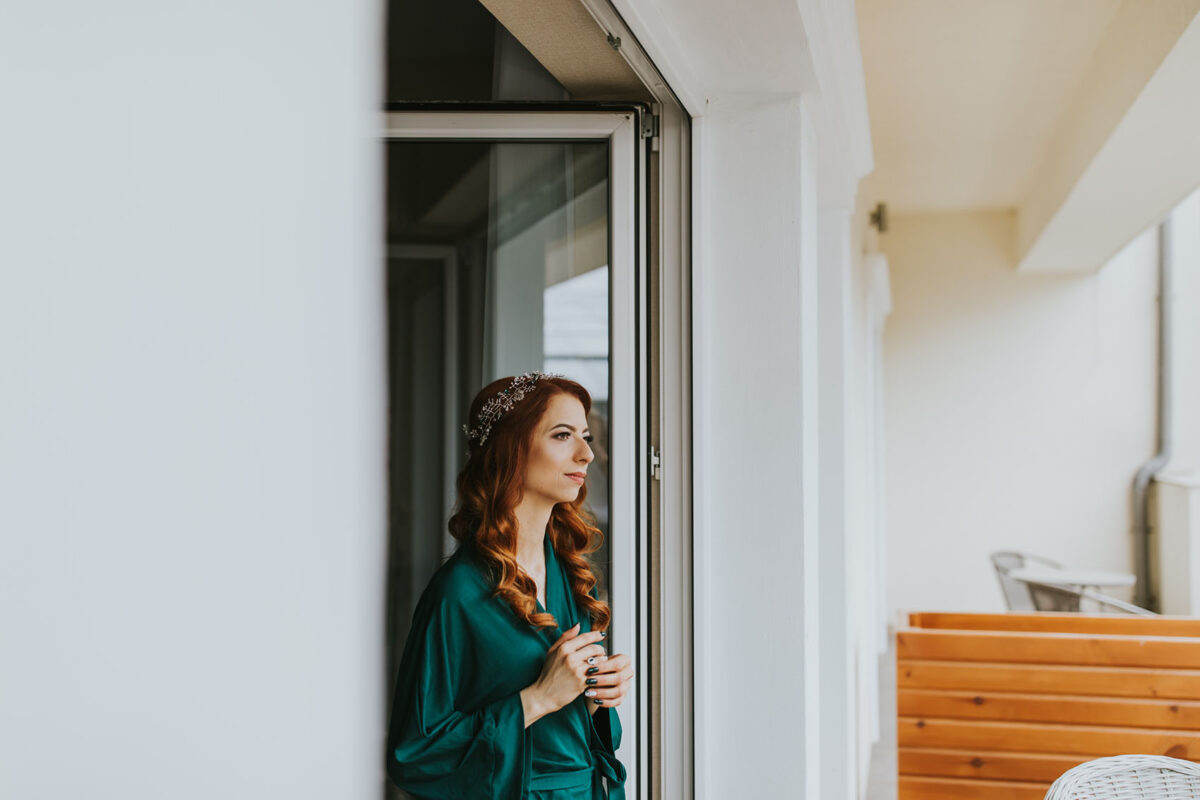 Sesja Krzyżtopór, rustykalny ślub plenerowy w lesie, kolor przewodni butelkowy zielony