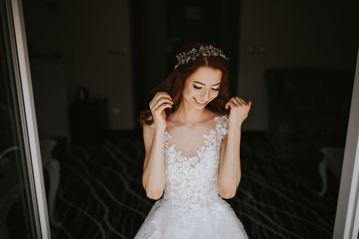 Sesja Krzyżtopór, rustykalny ślub plenerowy w lesie, kolor przewodni butelkowy zielony