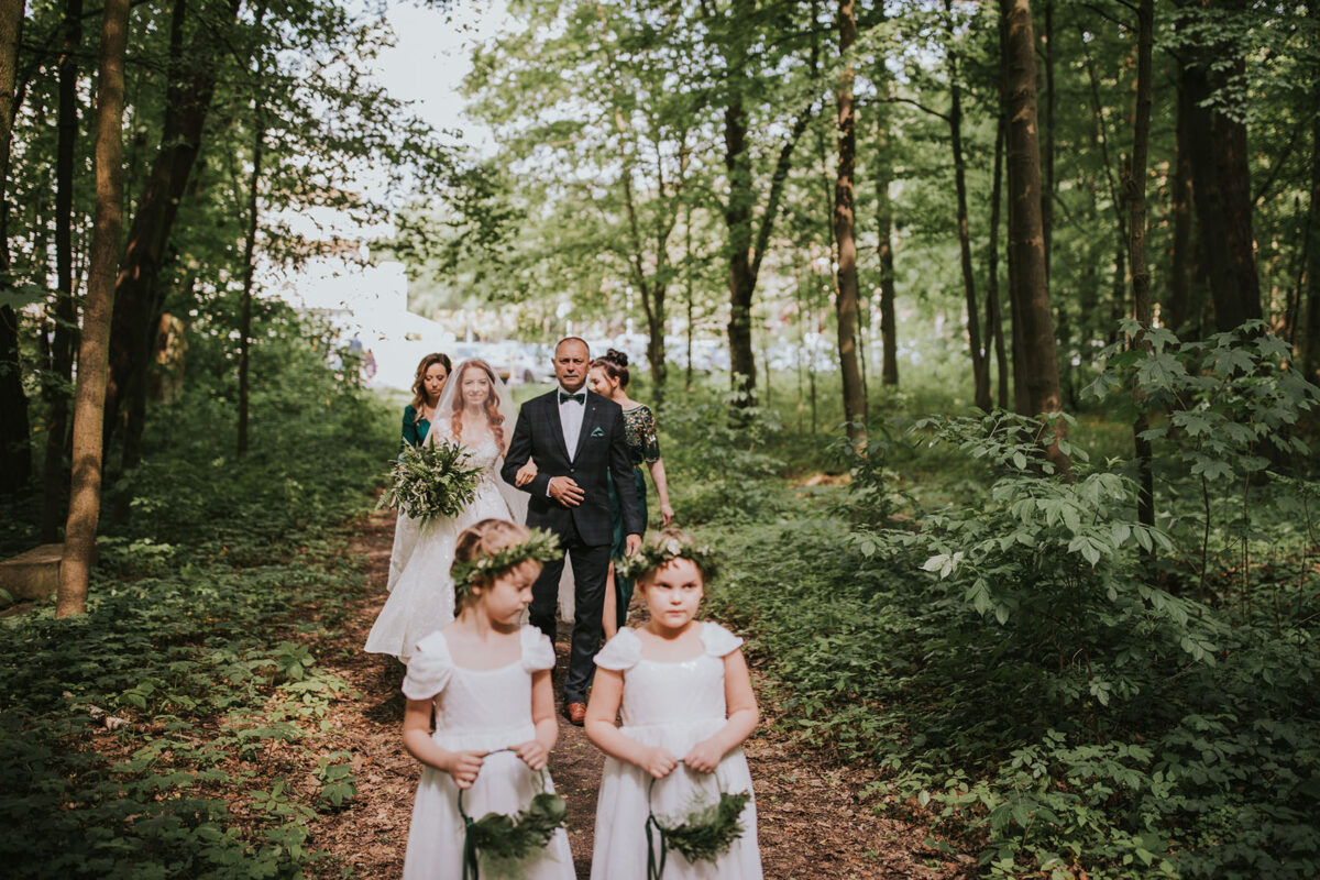 Sesja Krzyżtopór, rustykalny ślub plenerowy w lesie, kolor przewodni butelkowy zielony