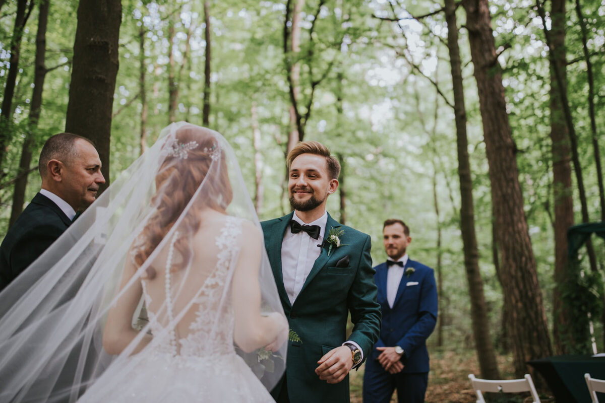 Sesja Krzyżtopór, rustykalny ślub plenerowy w lesie, kolor przewodni butelkowy zielony