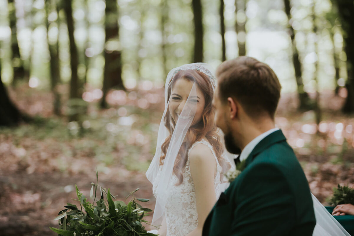 Sesja Krzyżtopór, rustykalny ślub plenerowy w lesie, kolor przewodni butelkowy zielony