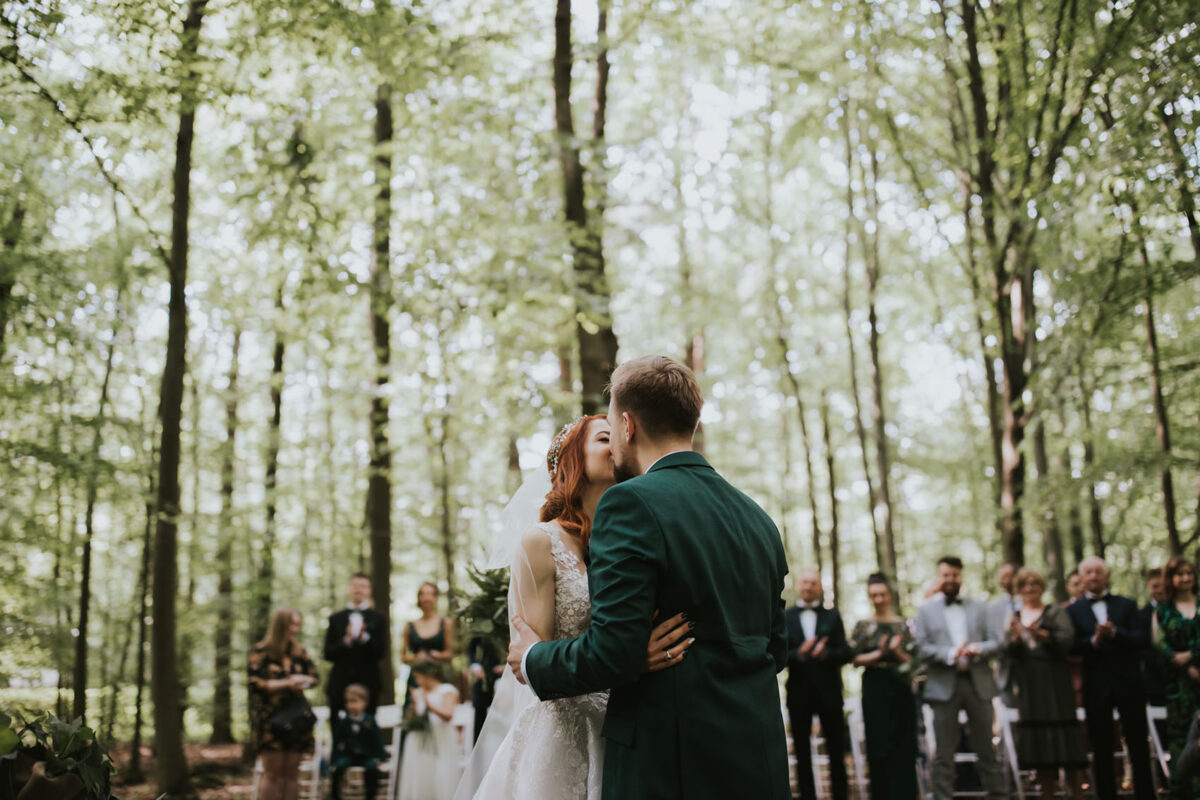 Sesja Krzyżtopór, rustykalny ślub plenerowy w lesie, kolor przewodni butelkowy zielony