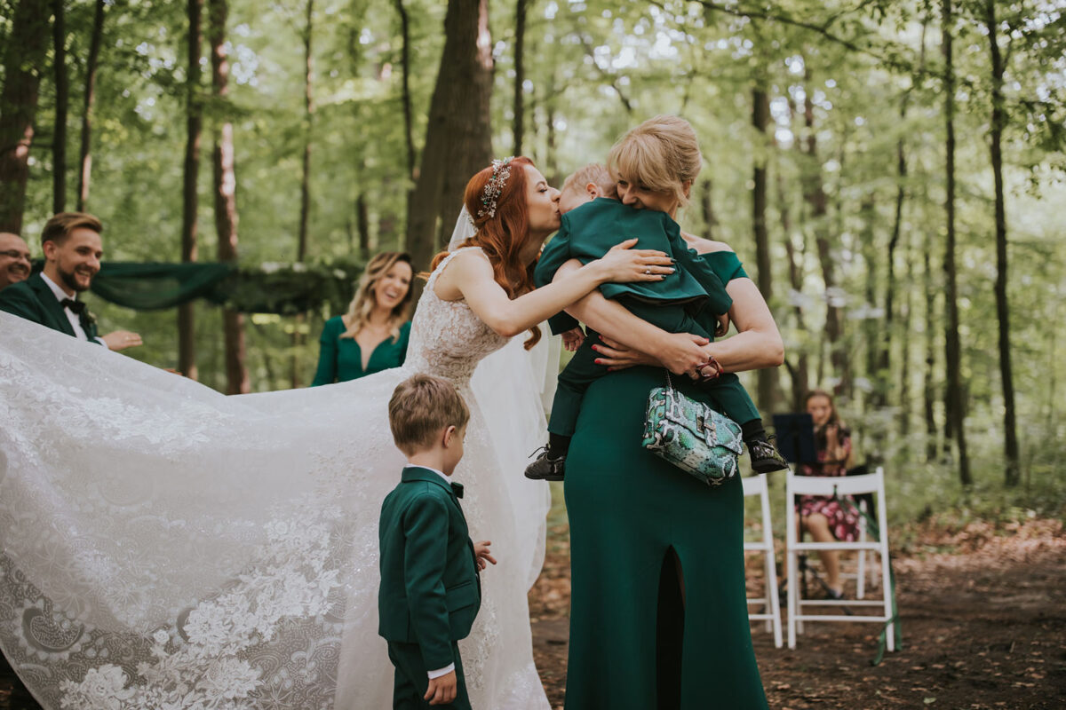 Sesja Krzyżtopór, rustykalny ślub plenerowy w lesie, kolor przewodni butelkowy zielony