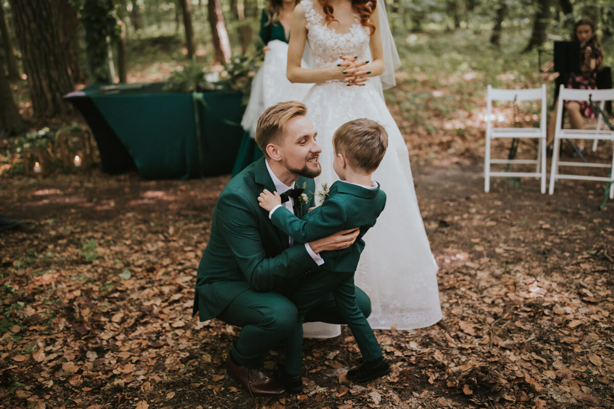 Sesja Krzyżtopór, rustykalny ślub plenerowy w lesie, kolor przewodni butelkowy zielony