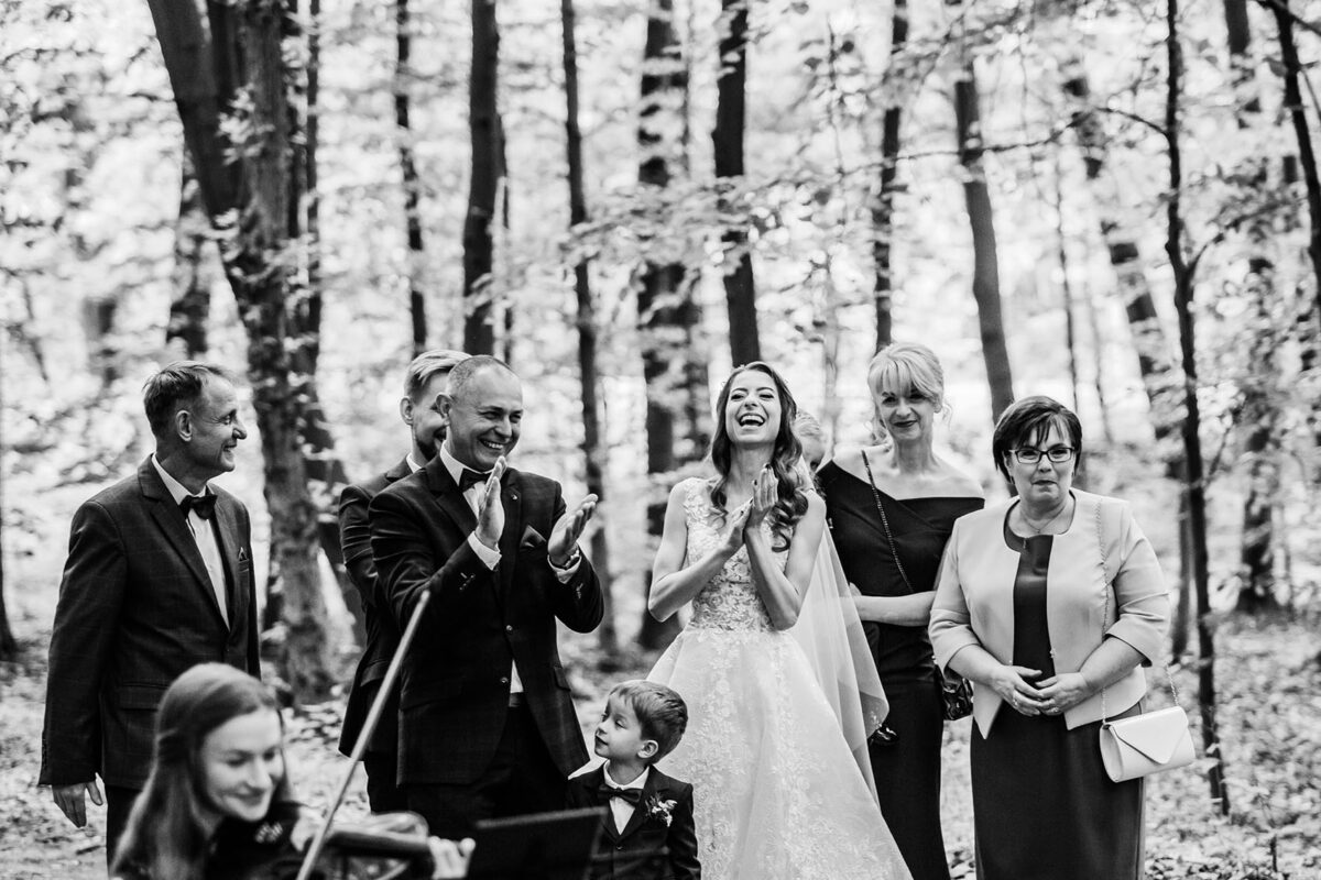 Sesja Krzyżtopór, rustykalny ślub plenerowy w lesie, kolor przewodni butelkowy zielony