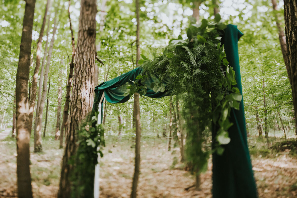 Sesja Krzyżtopór, rustykalny ślub plenerowy w lesie, kolor przewodni butelkowy zielony