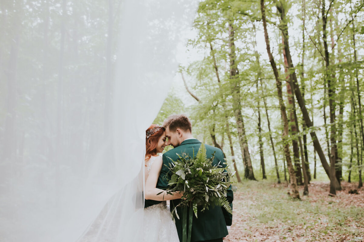 Sesja Krzyżtopór, rustykalny ślub plenerowy w lesie, kolor przewodni butelkowy zielony