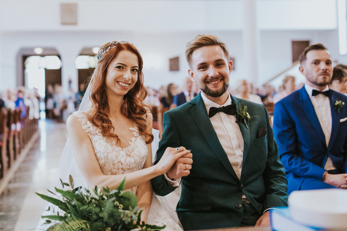 Sesja Krzyżtopór, rustykalny ślub plenerowy w lesie, kolor przewodni butelkowy zielony