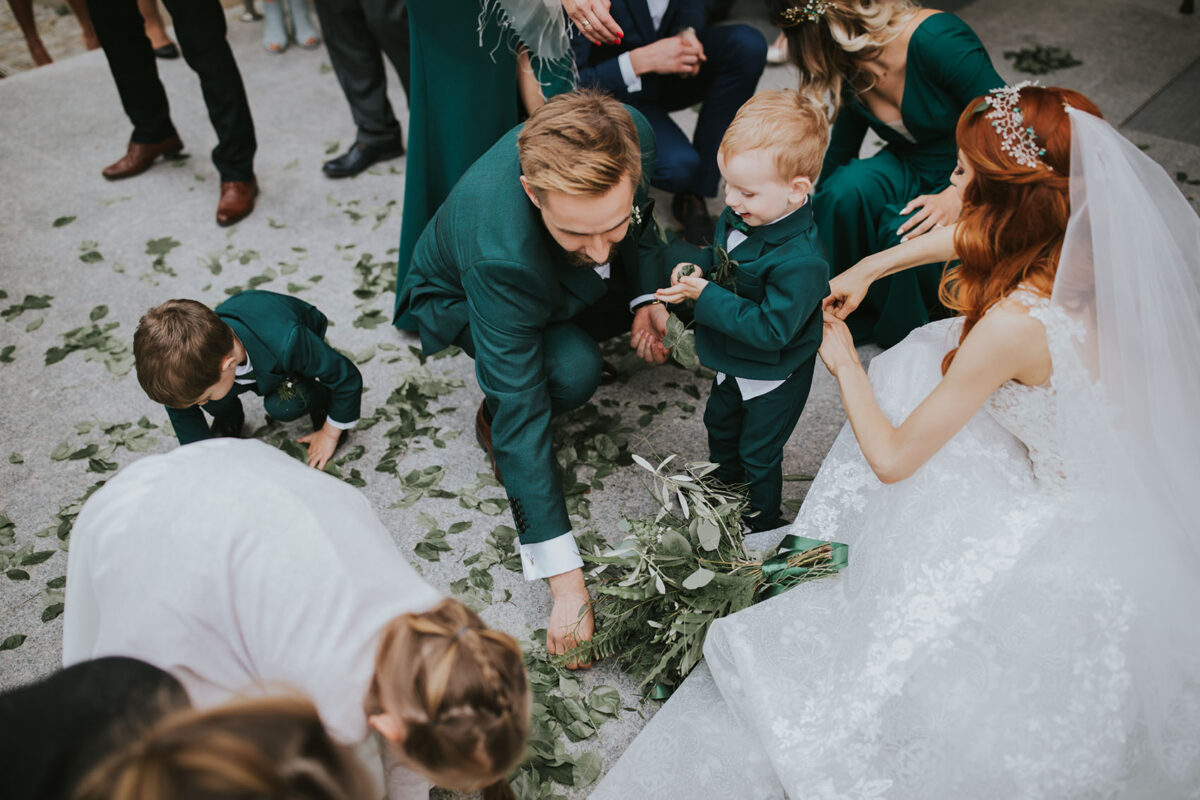 Sesja Krzyżtopór, rustykalny ślub plenerowy w lesie, kolor przewodni butelkowy zielony