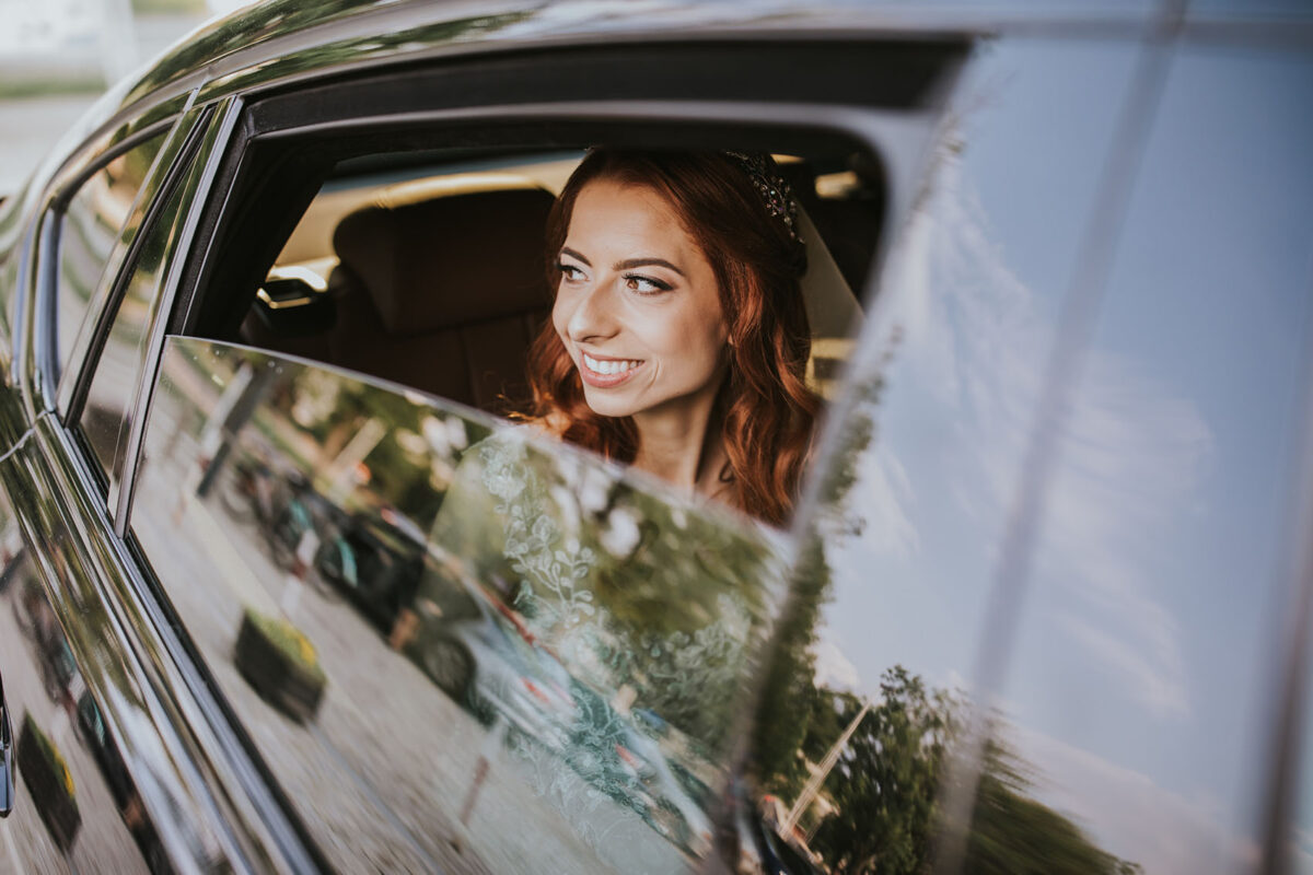 Sesja Krzyżtopór, rustykalny ślub plenerowy w lesie, kolor przewodni butelkowy zielony