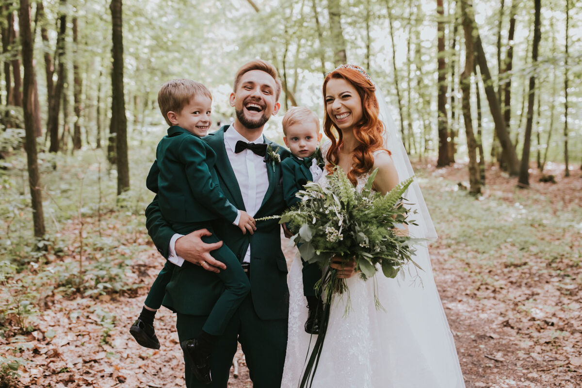 Sesja Krzyżtopór, rustykalny ślub plenerowy w lesie, kolor przewodni butelkowy zielony