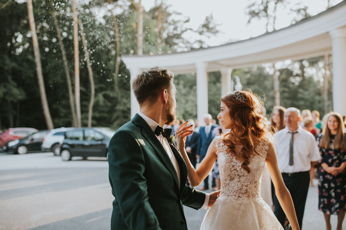 Sesja Krzyżtopór, rustykalny ślub plenerowy w lesie, kolor przewodni butelkowy zielony