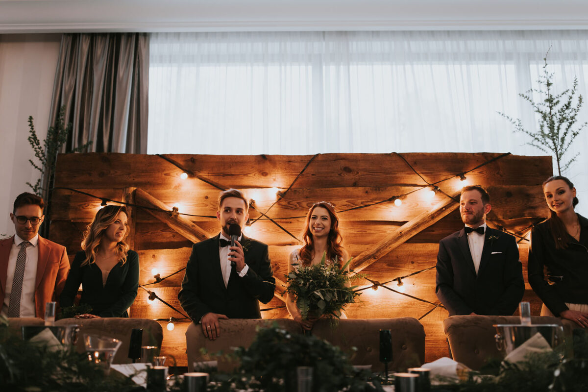 Sesja Krzyżtopór, rustykalny ślub plenerowy w lesie, kolor przewodni butelkowy zielony