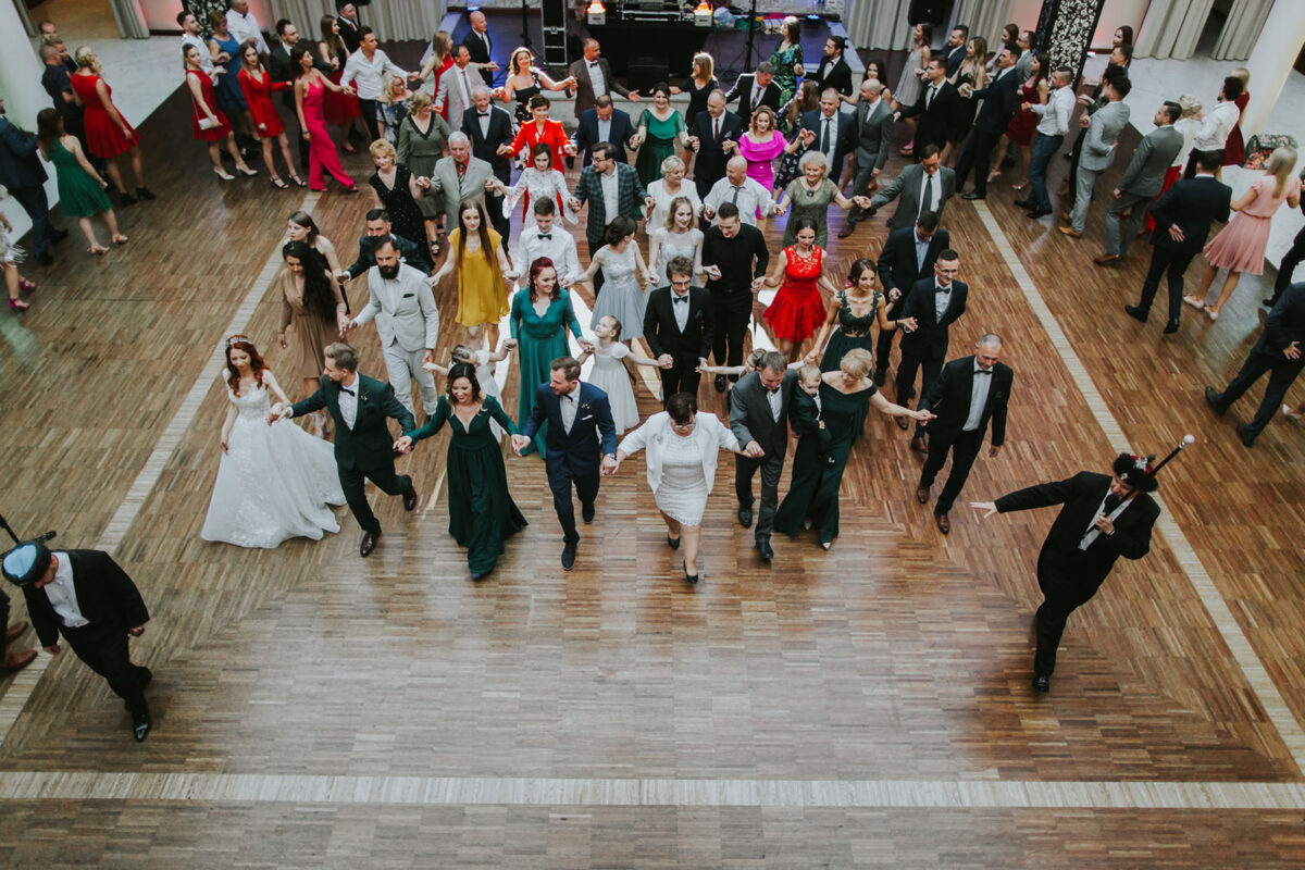 Sesja Krzyżtopór, rustykalny ślub plenerowy w lesie, kolor przewodni butelkowy zielony