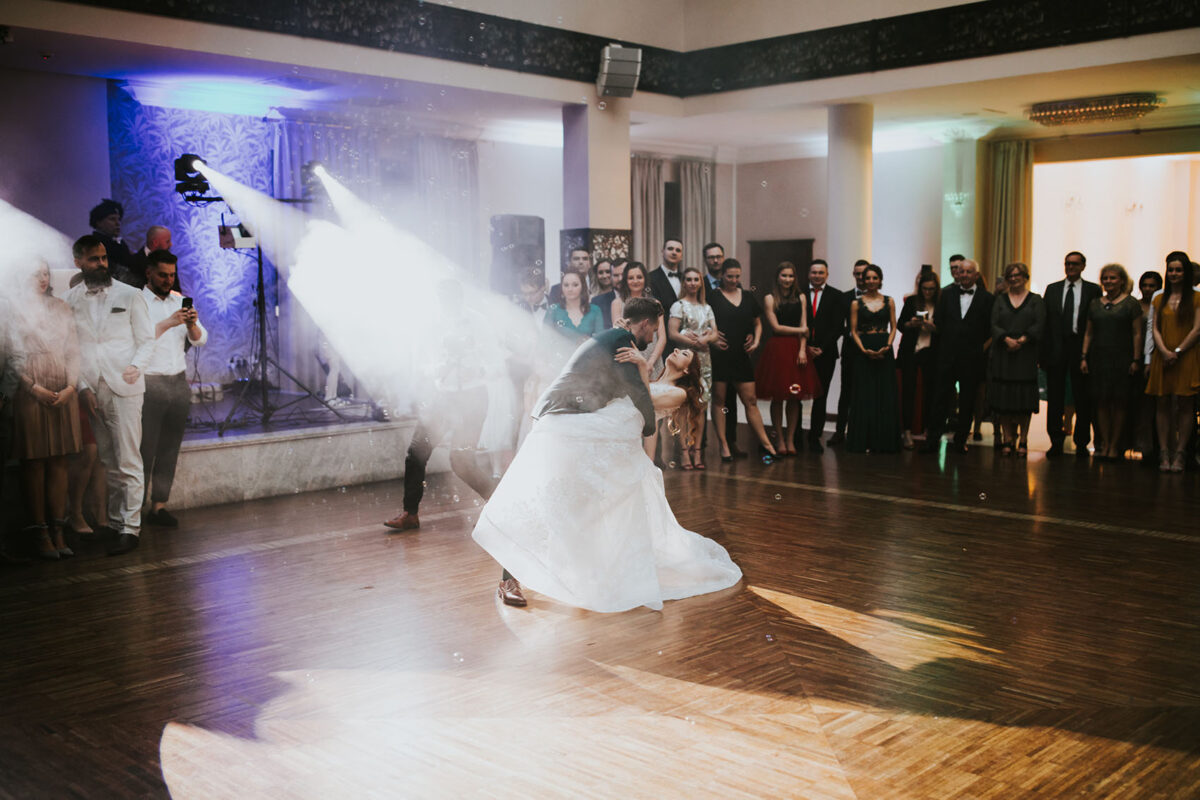 Sesja Krzyżtopór, rustykalny ślub plenerowy w lesie, kolor przewodni butelkowy zielony