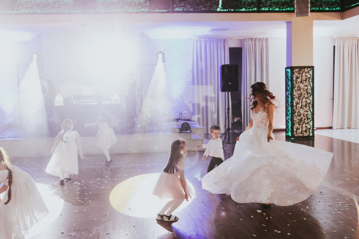 Sesja Krzyżtopór, rustykalny ślub plenerowy w lesie, kolor przewodni butelkowy zielony