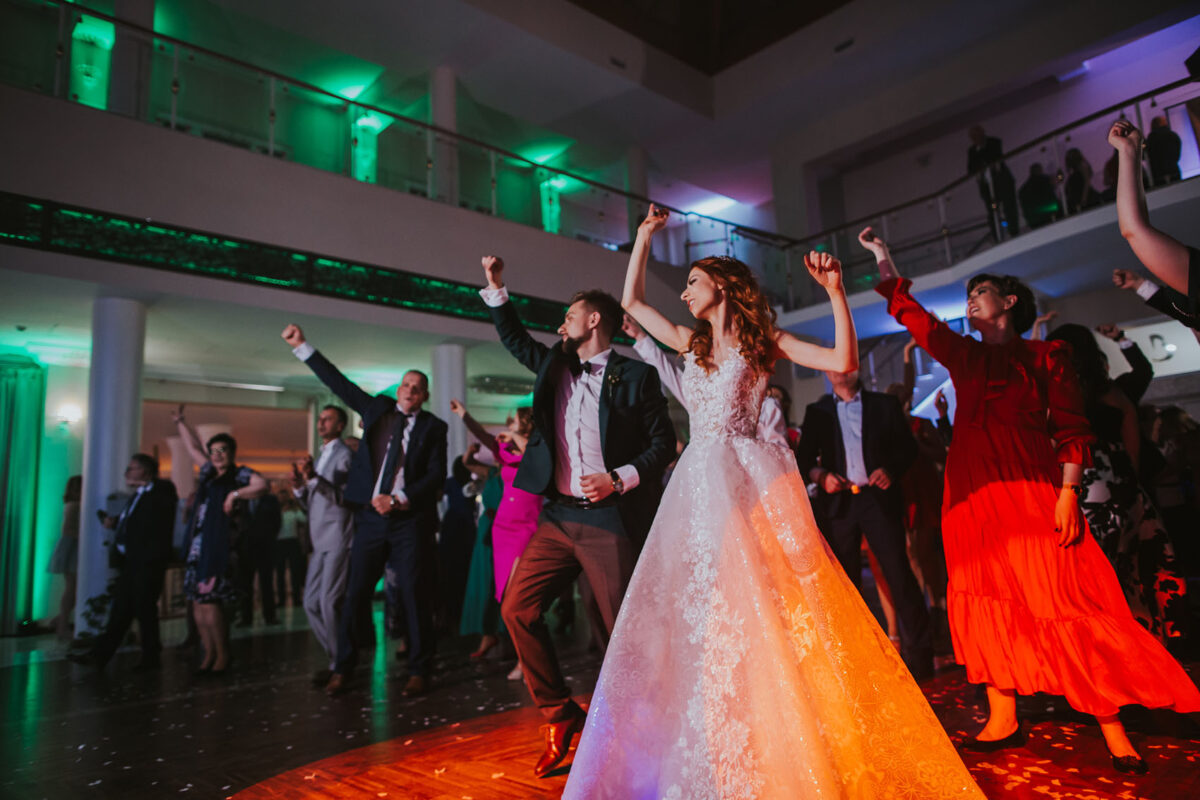 Sesja Krzyżtopór, rustykalny ślub plenerowy w lesie, kolor przewodni butelkowy zielony