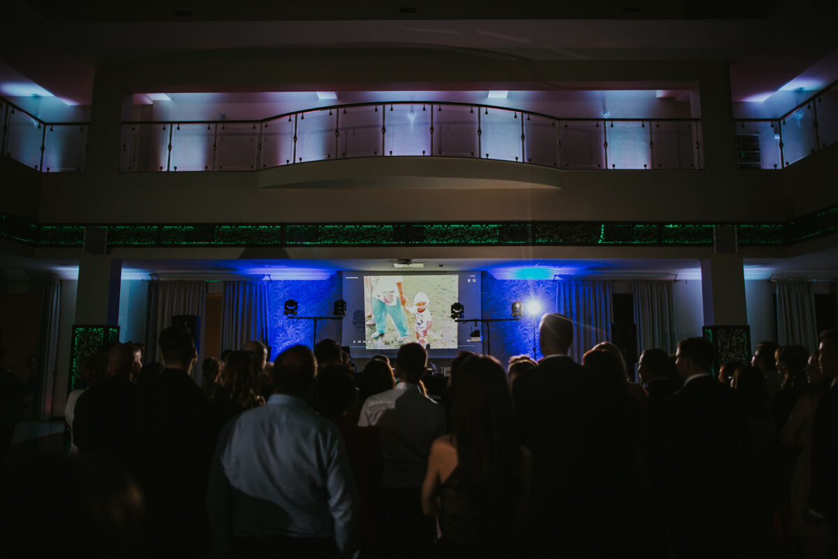 Sesja Krzyżtopór, kościół Św. Franciszka z Asyżu, liście confetti, wesele Hotel Bińkowski