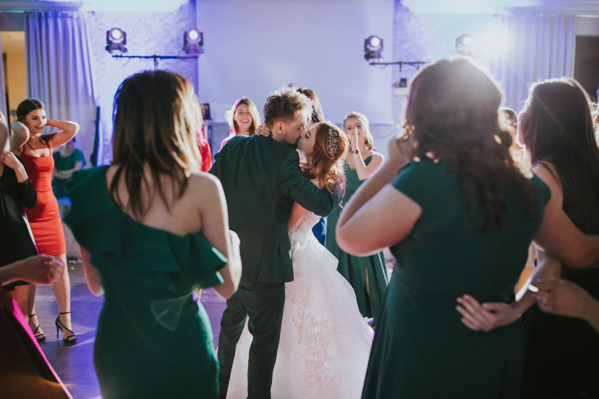 Sesja Krzyżtopór, kościół Św. Franciszka z Asyżu, liście confetti, wesele Hotel Bińkowski