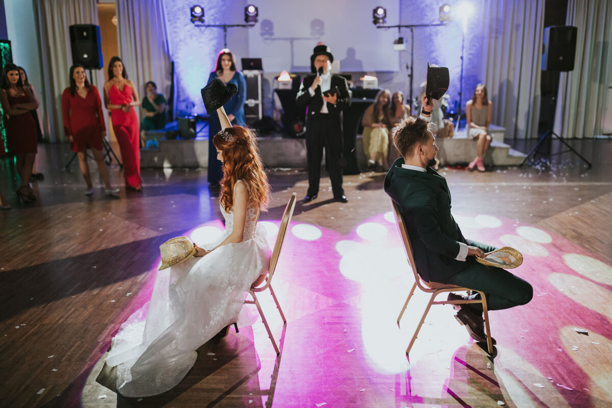 Sesja Krzyżtopór, kościół Św. Franciszka z Asyżu, liście confetti, wesele Hotel Bińkowski