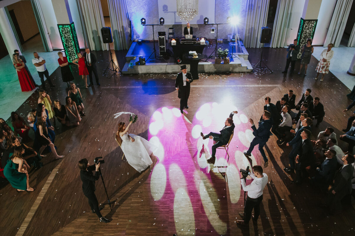 Sesja Krzyżtopór, kościół Św. Franciszka z Asyżu, liście confetti, wesele Hotel Bińkowski