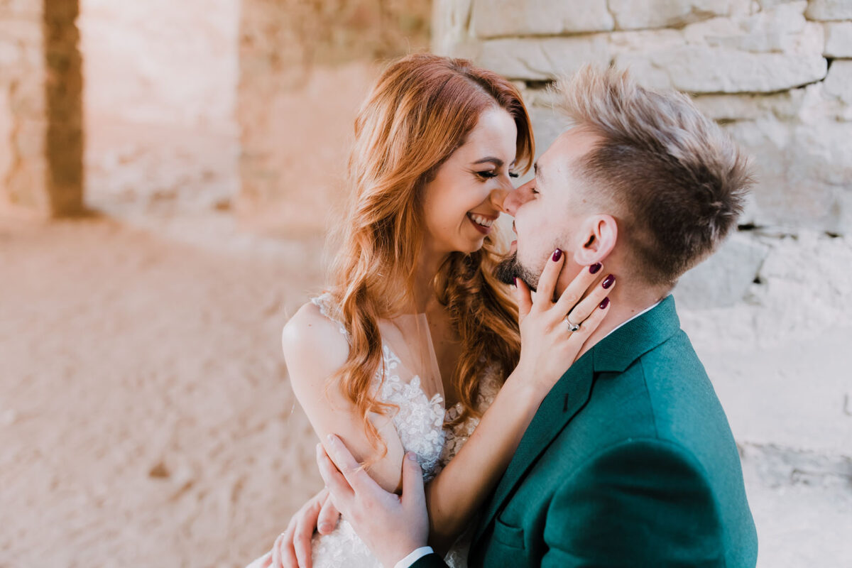 Sesja Krzyżtopór, kościół Św. Franciszka z Asyżu, liście confetti, wesele Hotel Bińkowski