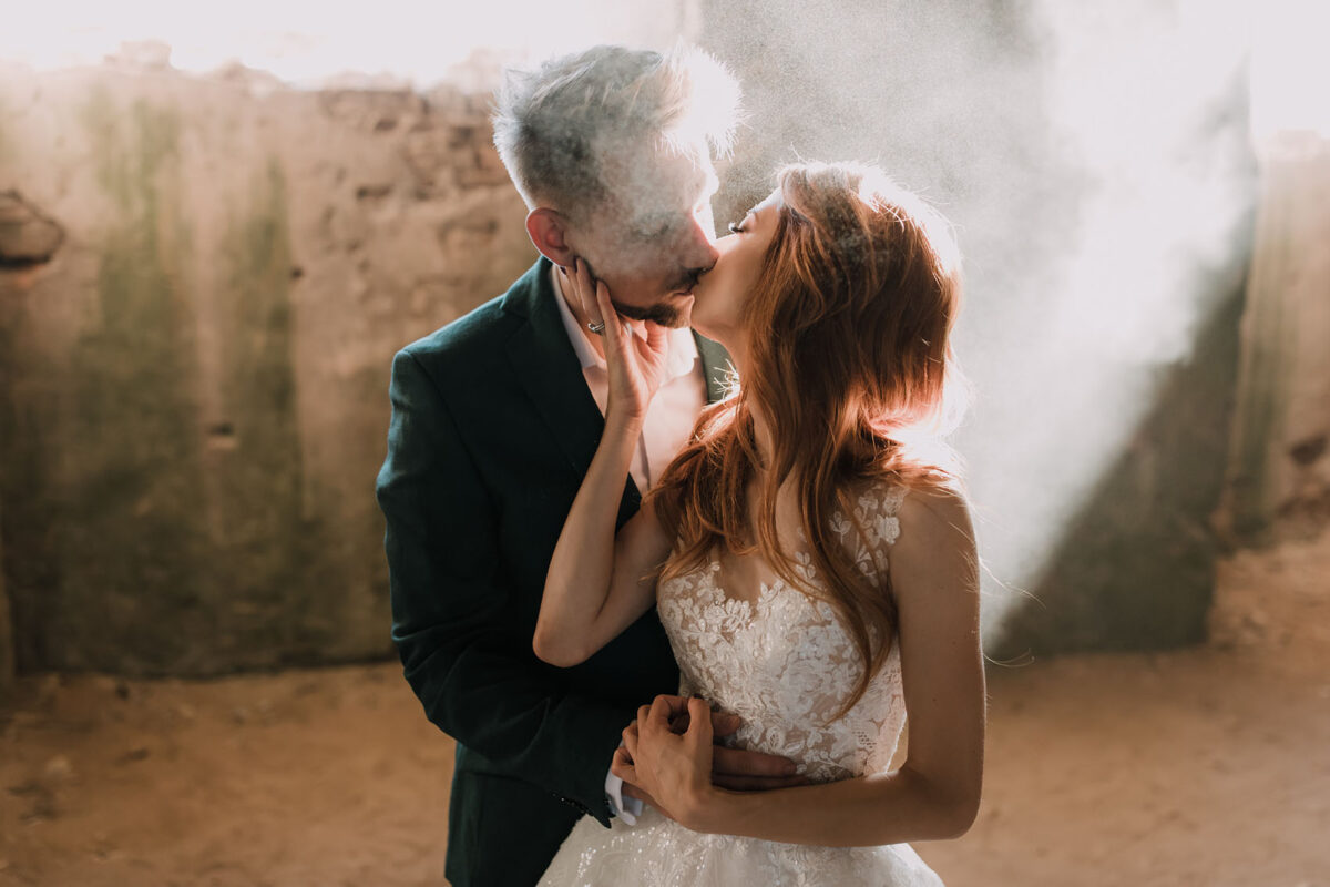 Sesja Krzyżtopór, kościół Św. Franciszka z Asyżu, liście confetti, wesele Hotel Bińkowski