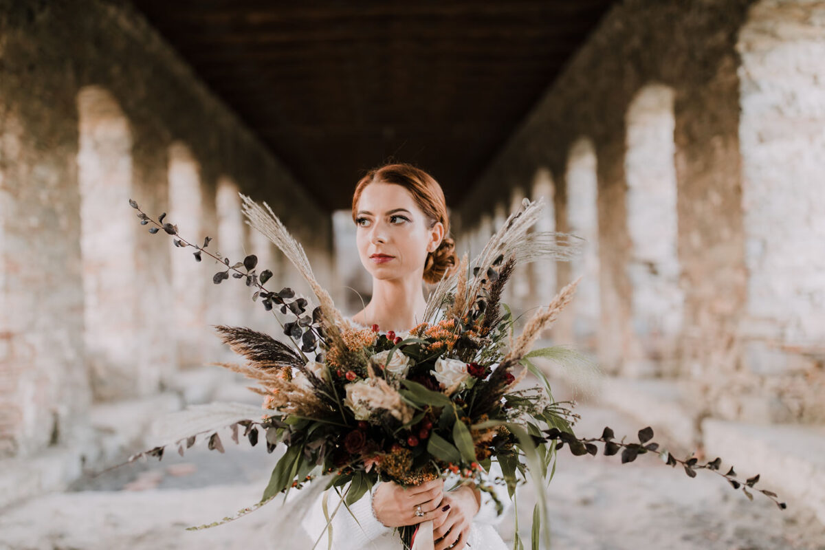 Sesja Krzyżtopór, kościół Św. Franciszka z Asyżu, liście confetti, wesele Hotel Bińkowski