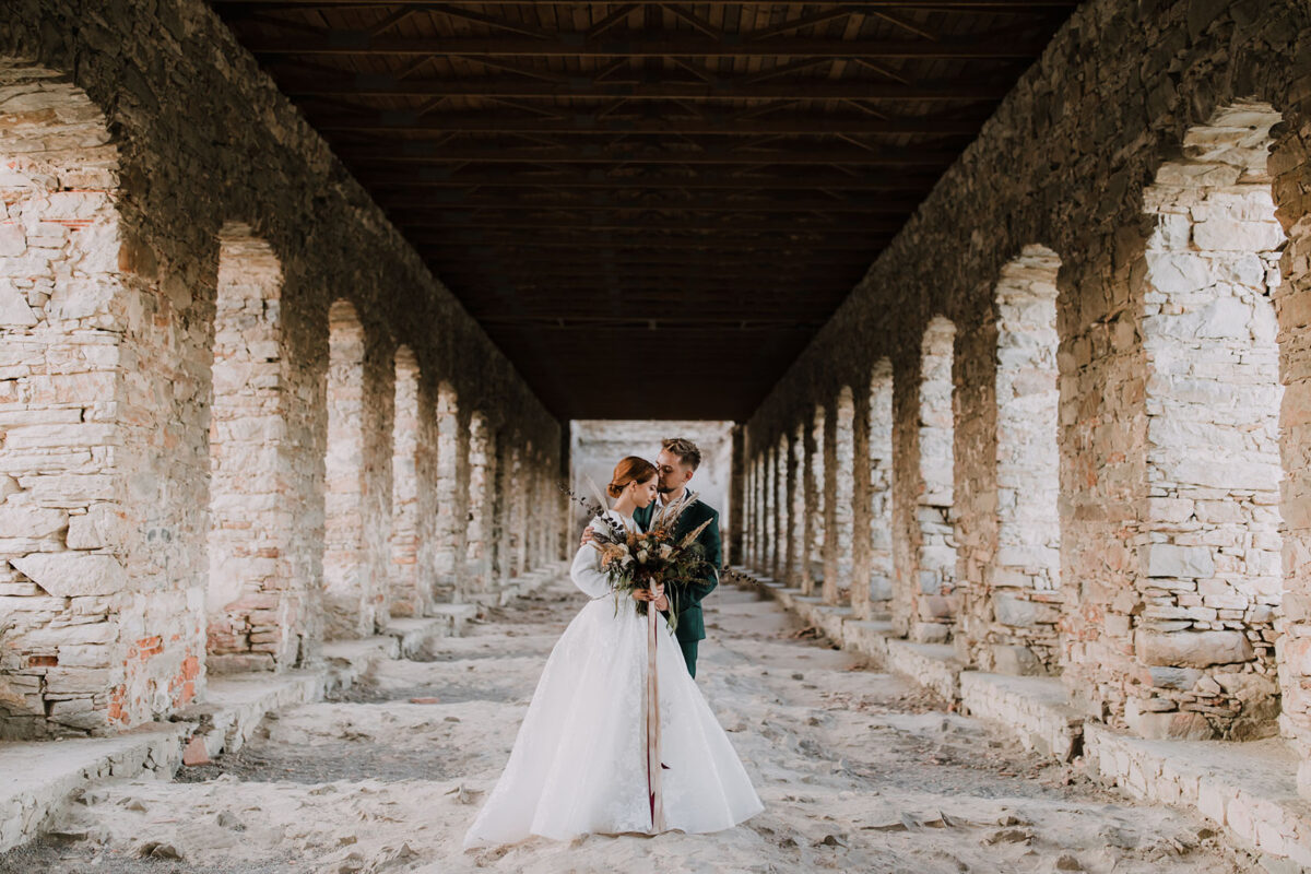 Sesja Krzyżtopór, kościół Św. Franciszka z Asyżu, liście confetti, wesele Hotel Bińkowski