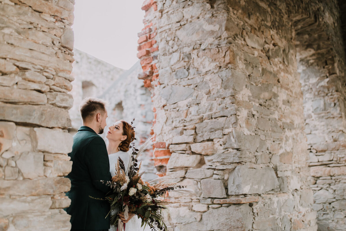 Sesja Krzyżtopór, kościół Św. Franciszka z Asyżu, liście confetti, wesele Hotel Bińkowski