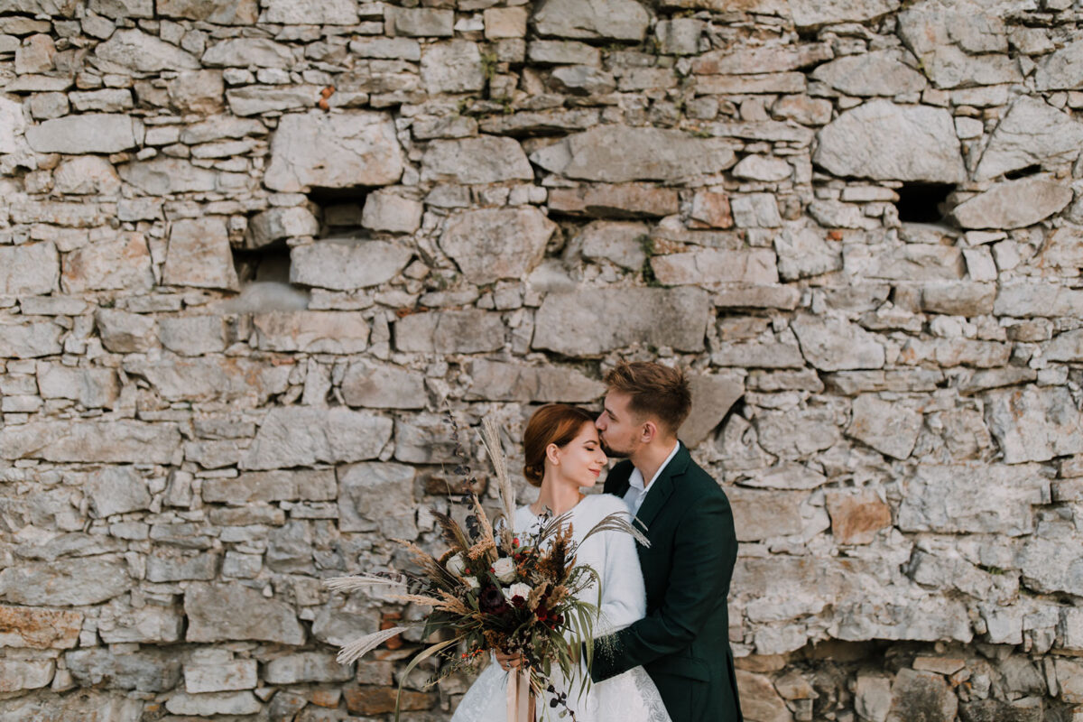 Sesja Krzyżtopór, kościół Św. Franciszka z Asyżu, liście confetti, wesele Hotel Bińkowski