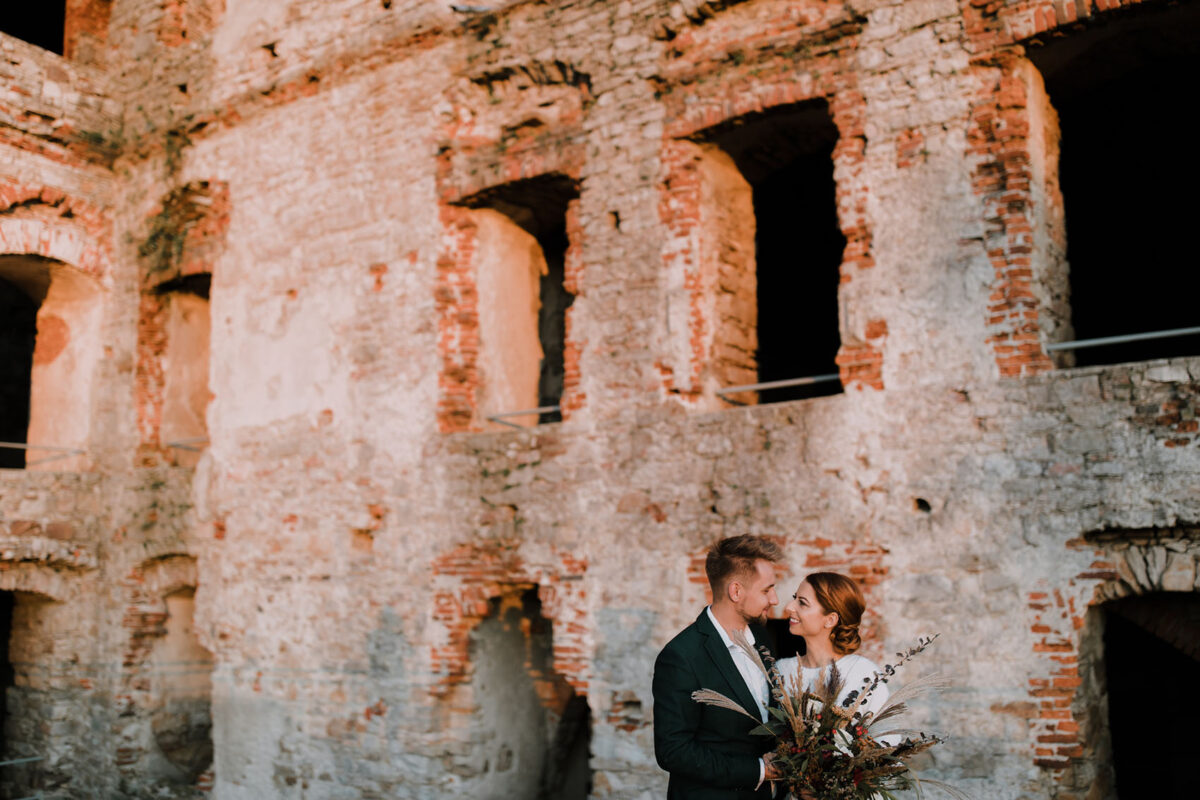 Sesja Krzyżtopór, kościół Św. Franciszka z Asyżu, liście confetti, wesele Hotel Bińkowski