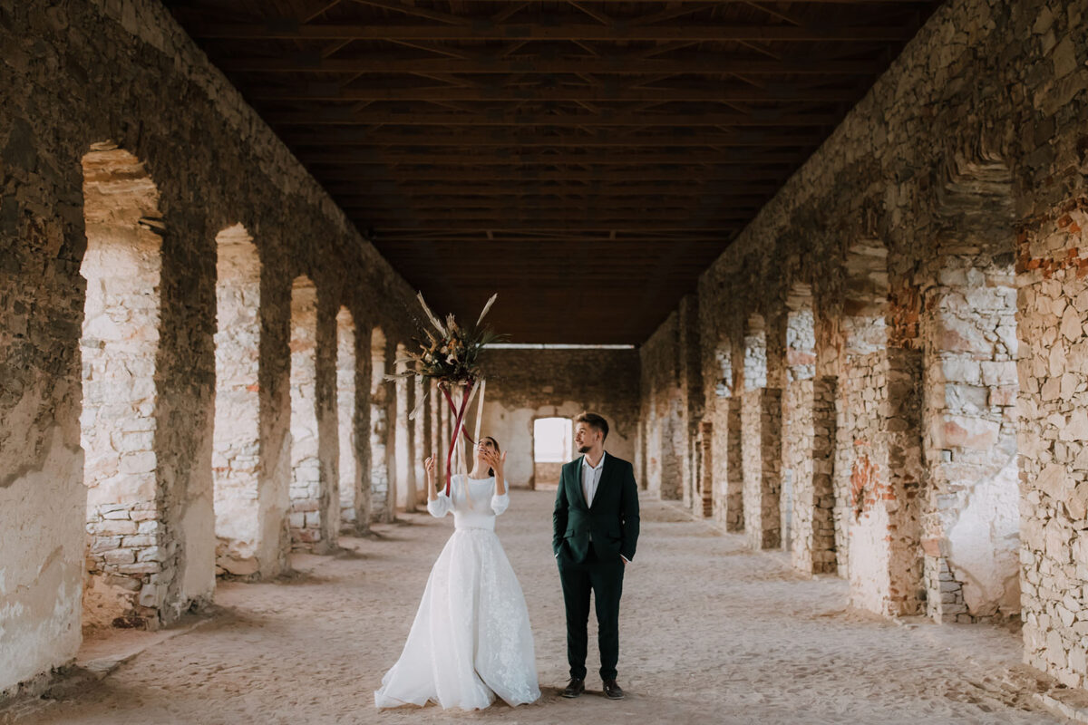 Sesja Krzyżtopór, kościół Św. Franciszka z Asyżu, liście confetti, wesele Hotel Bińkowski