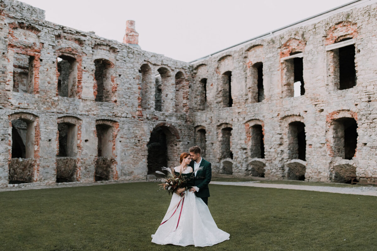 Sesja Krzyżtopór, kościół Św. Franciszka z Asyżu, liście confetti, wesele Hotel Bińkowski