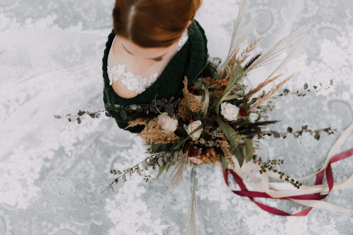 Sesja Krzyżtopór, kościół Św. Franciszka z Asyżu, liście confetti, wesele Hotel Bińkowski