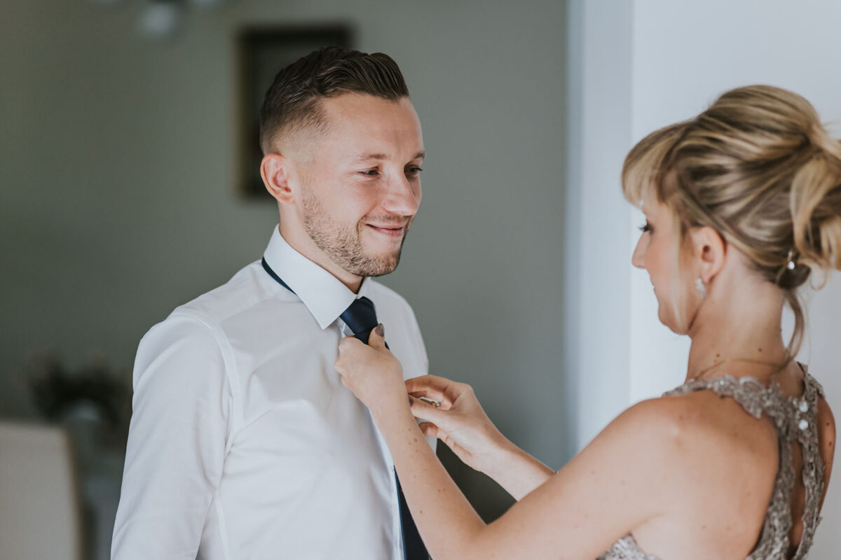 Ślub w Krakowie, First look w ogrodzie, kościół pw. Świętego Michała Archanioła w Zebrzydowicach