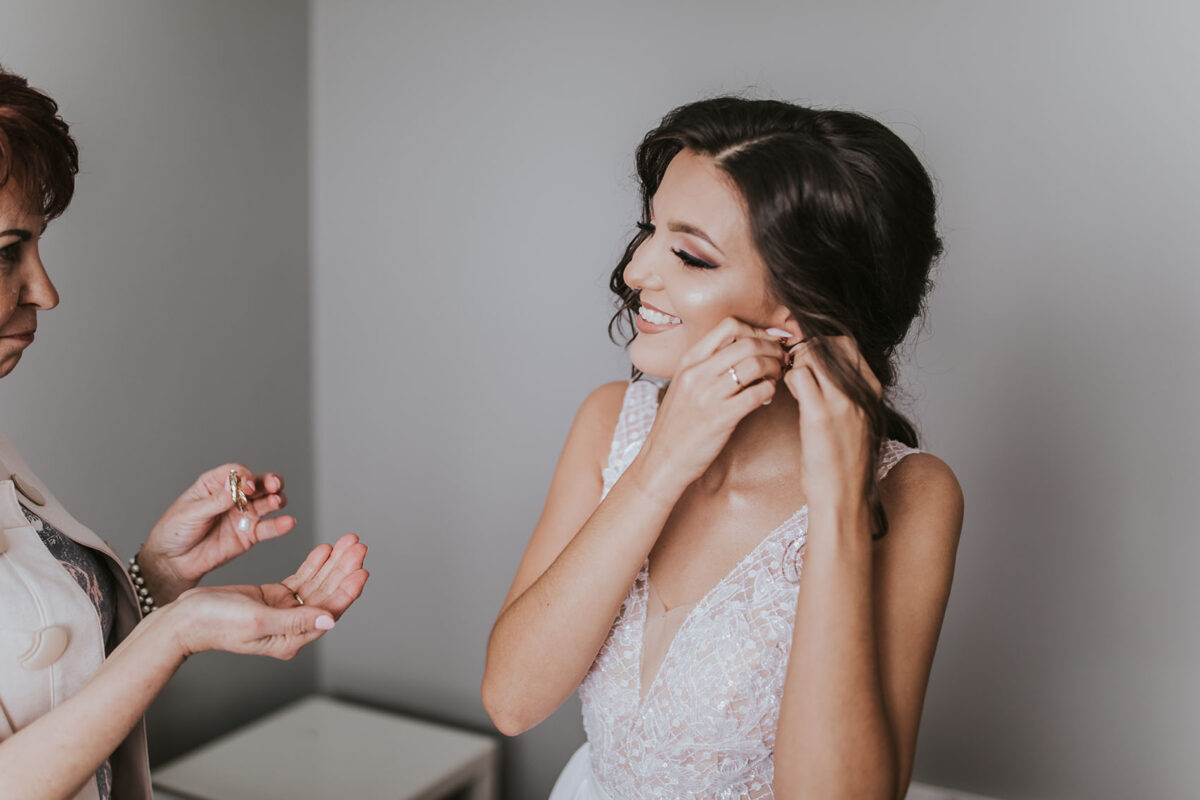 Ślub w Krakowie, First look w ogrodzie, kościół pw. Świętego Michała Archanioła w Zebrzydowicach