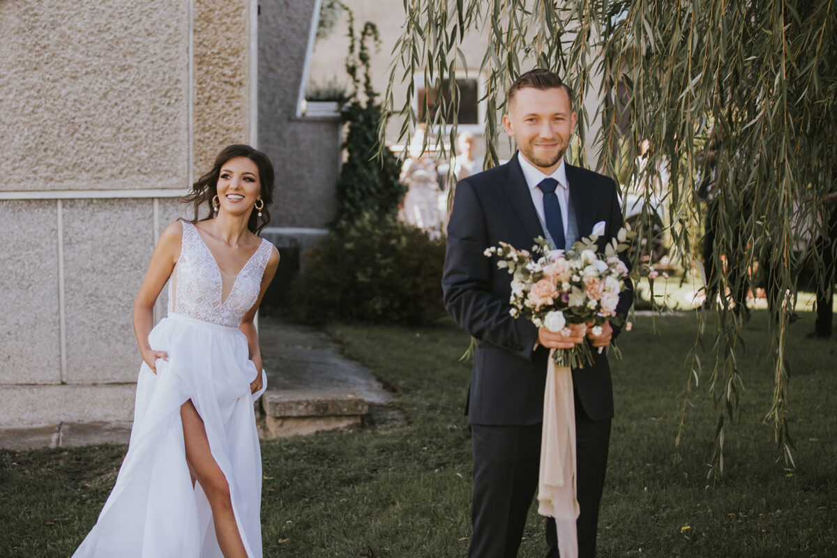 Ślub w Krakowie, First look w ogrodzie, kościół pw. Świętego Michała Archanioła w Zebrzydowicach