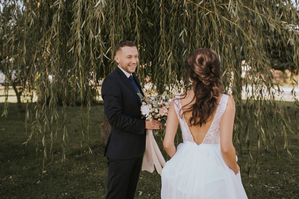 Ślub w Krakowie, First look w ogrodzie, kościół pw. Świętego Michała Archanioła w Zebrzydowicach