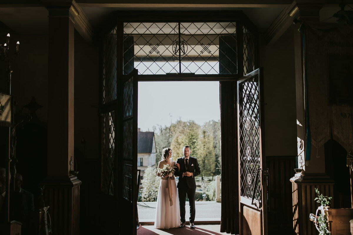 Ślub w Krakowie, First look w ogrodzie, kościół pw. Świętego Michała Archanioła w Zebrzydowicach