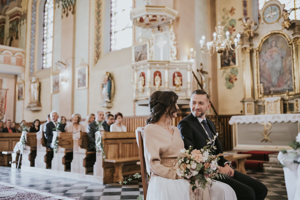 Ślub w Krakowie, First look w ogrodzie, kościół pw. Świętego Michała Archanioła w Zebrzydowicach