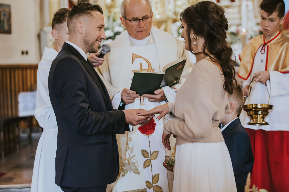 Ślub w Krakowie, First look w ogrodzie, kościół pw. Świętego Michała Archanioła w Zebrzydowicach