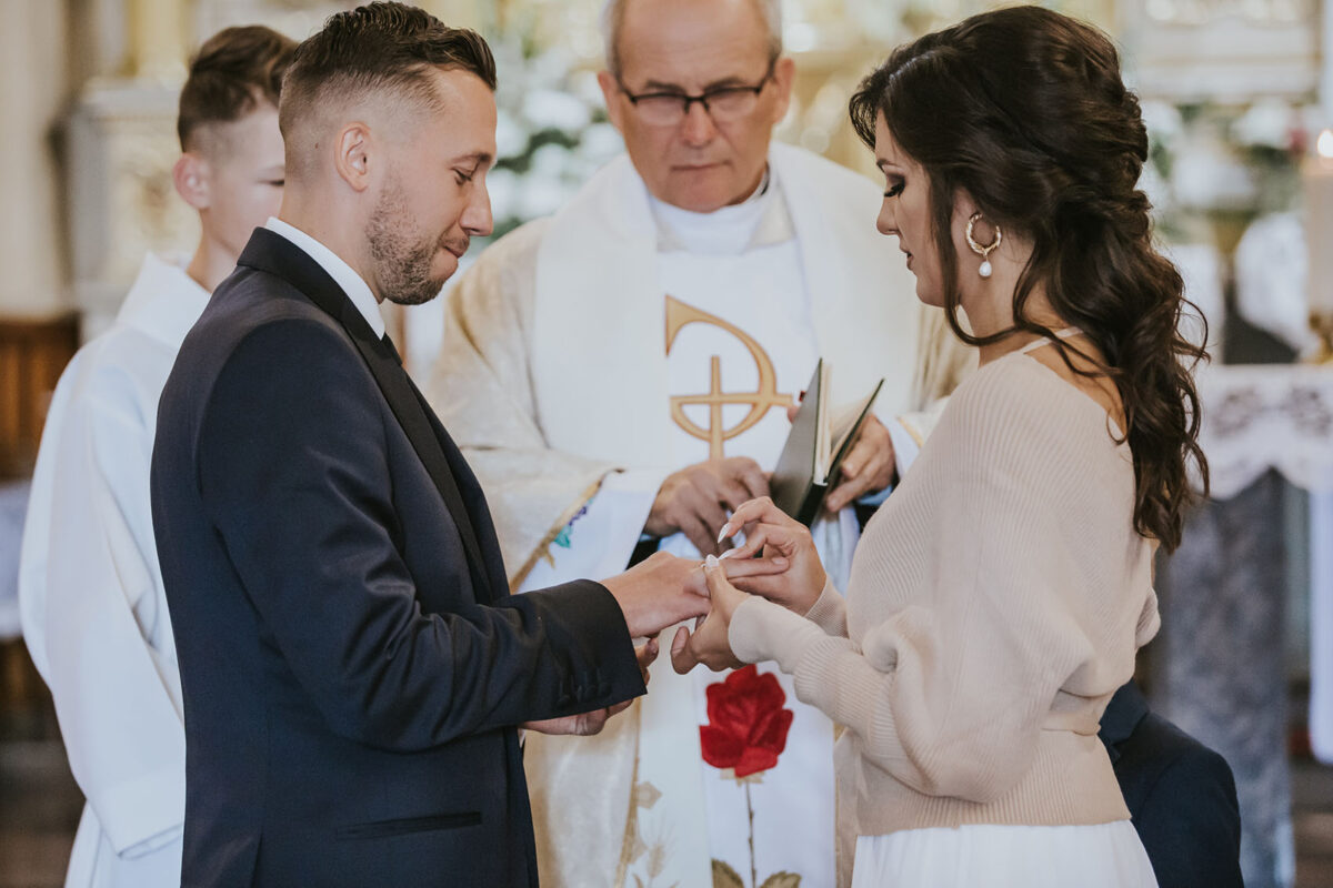 Ślub w Krakowie, First look w ogrodzie, kościół pw. Świętego Michała Archanioła w Zebrzydowicach