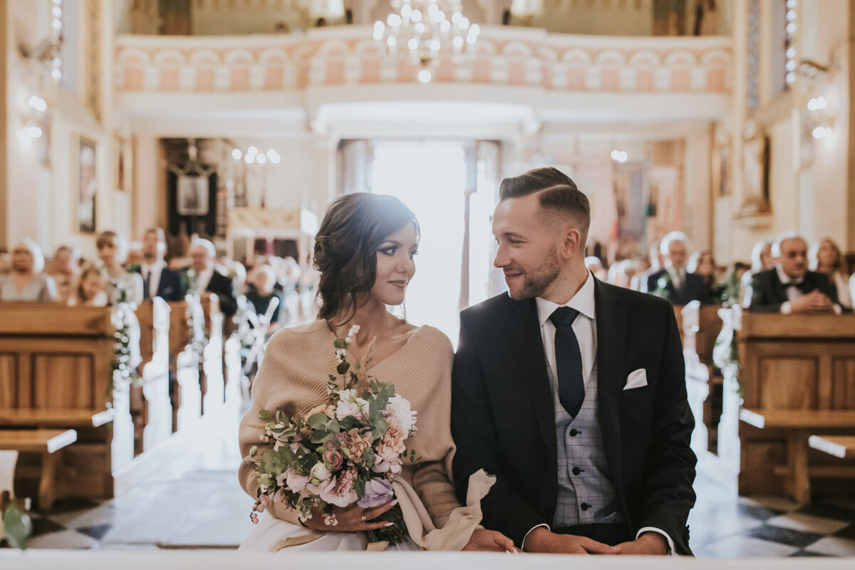 Ślub w Krakowie, First look w ogrodzie, kościół pw. Świętego Michała Archanioła w Zebrzydowicach