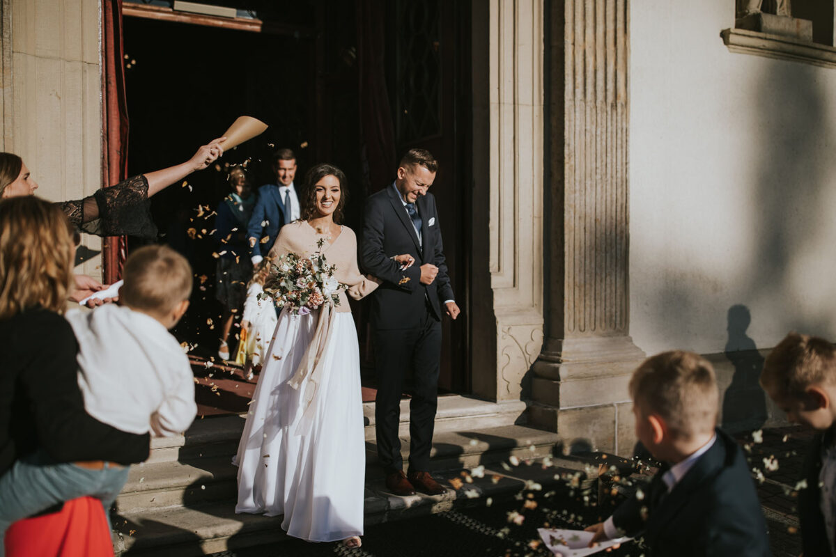 Ślub w Krakowie, First look w ogrodzie, kościół pw. Świętego Michała Archanioła w Zebrzydowicach