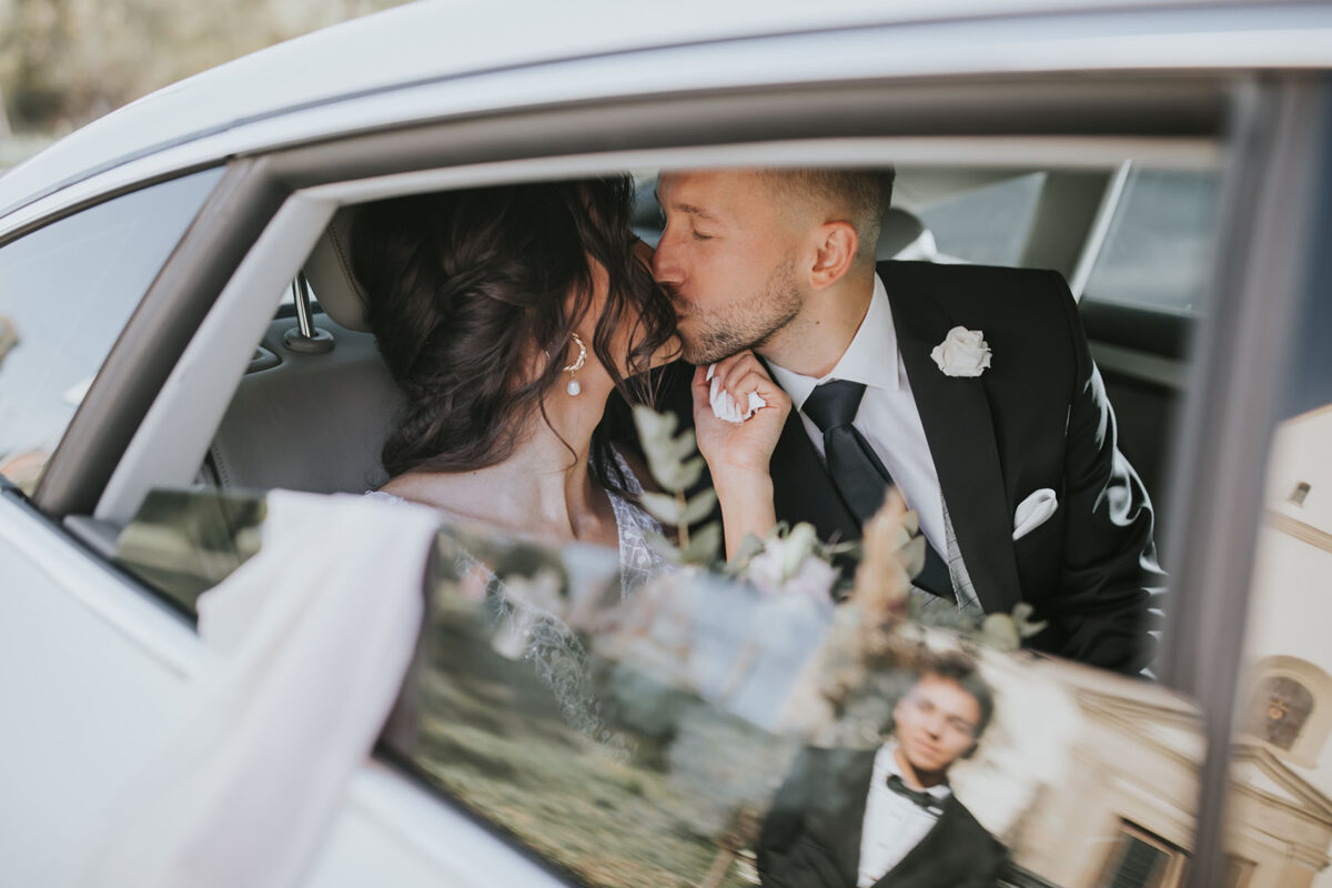 Ślub w Krakowie, First look w ogrodzie, kościół pw. Świętego Michała Archanioła w Zebrzydowicach