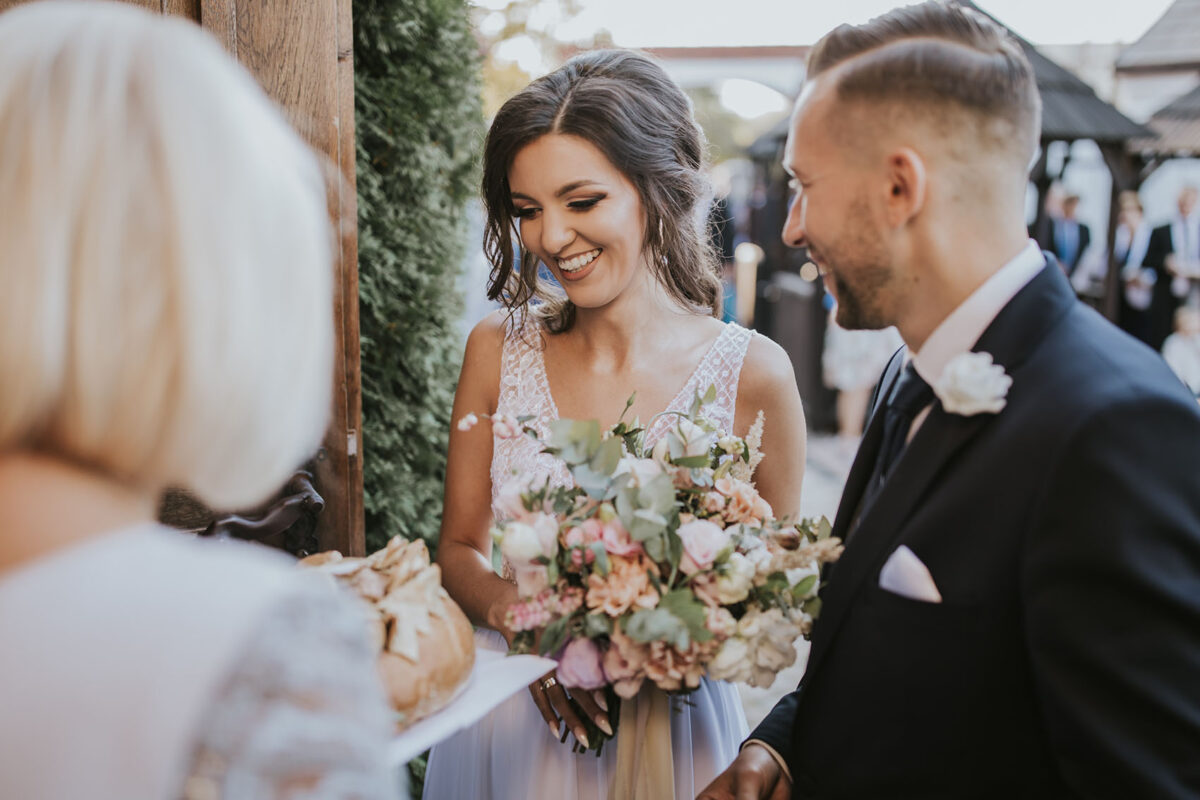 Ślub w Krakowie, First look w ogrodzie, kościół pw. Świętego Michała Archanioła w Zebrzydowicach