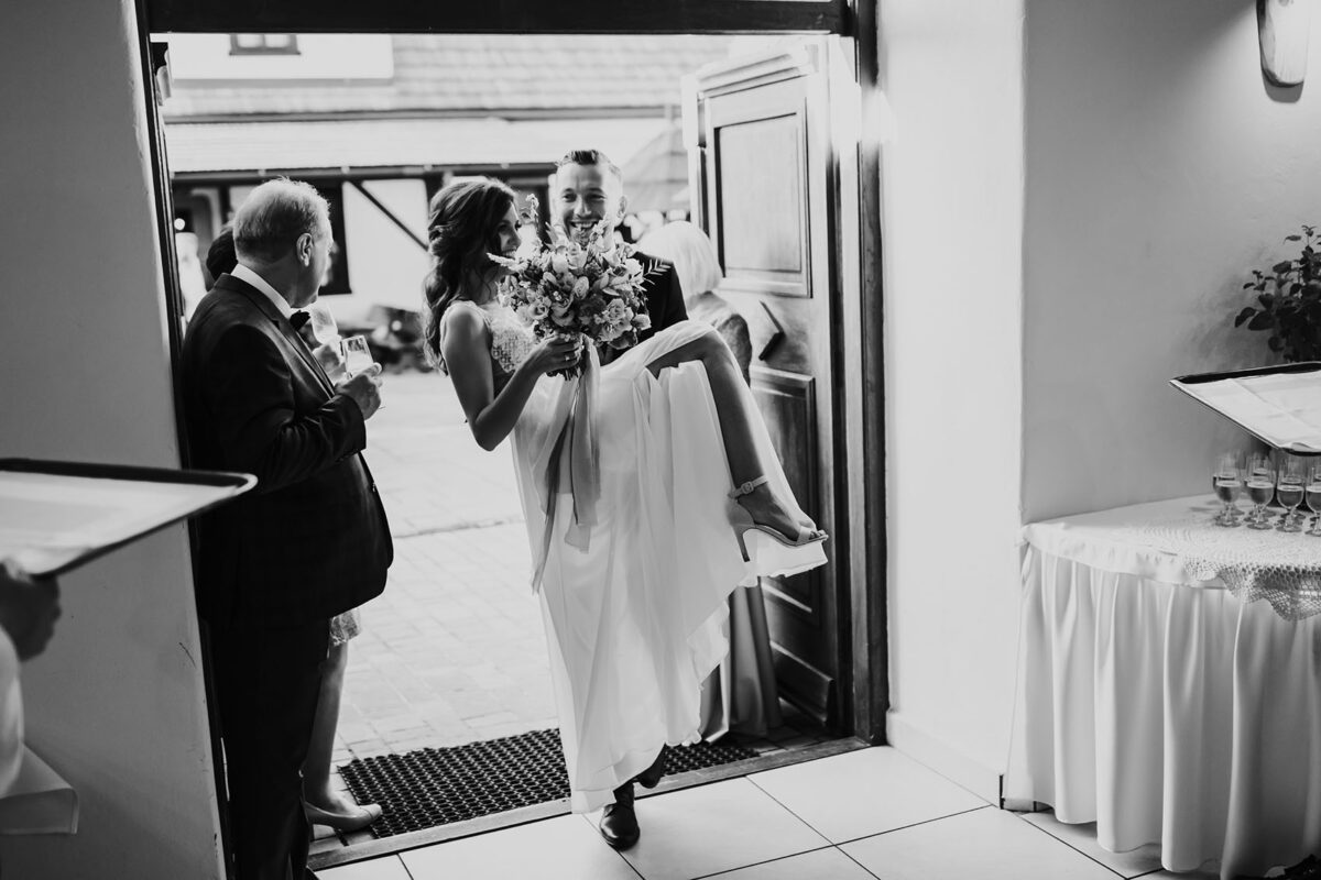 Ślub w Krakowie, First look w ogrodzie, kościół pw. Świętego Michała Archanioła w Zebrzydowicach