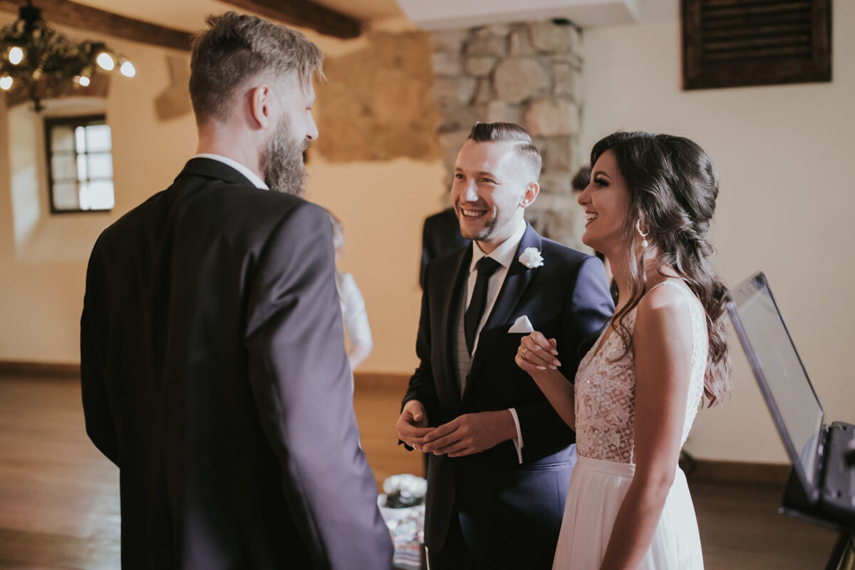 Ślub w Krakowie, First look w ogrodzie, kościół pw. Świętego Michała Archanioła w Zebrzydowicach