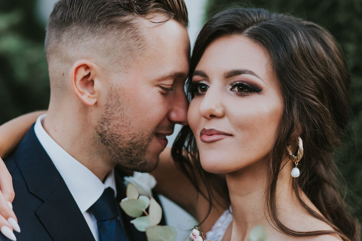 Ślub w Krakowie, First look w ogrodzie, kościół pw. Świętego Michała Archanioła w Zebrzydowicach